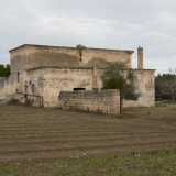 Varchiamo l'ingresso e percorriamo un vialetto che ci porta dinanzi a una masseria ottocentesca disabitata